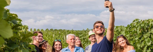 Eine Gruppe bei einer Führung in den Weinbergen.