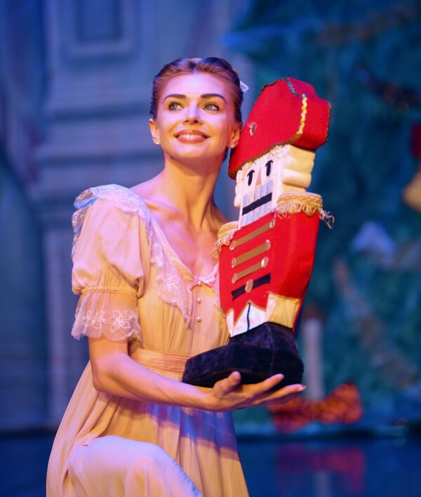 Tänzerin mit Nussknacker-Puppe im Ballett Der Nussknacker