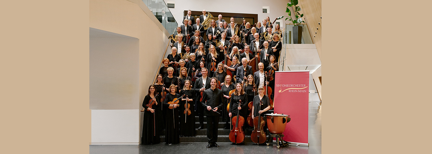 Pressefoto Sinfonieorchester RheinMain in der kING auf der Innentreppe mit allen Musikern