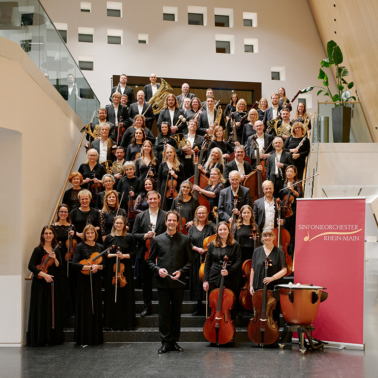 Pressefoto Sinfonieorchester RheinMain in der kING auf der Innentreppe mit allen Musikern