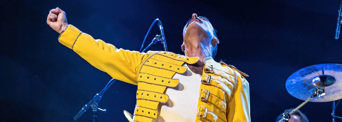 Rob Comber als Freddy Mercury auf der Bühne.