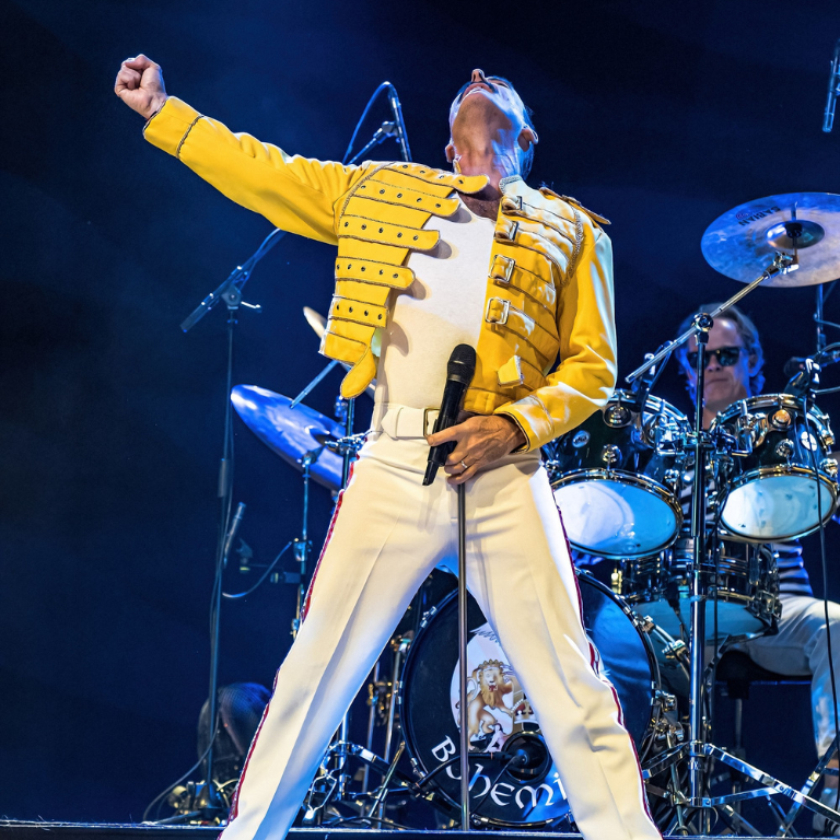 Rob Comber als Freddy Mercury auf der Bühne.