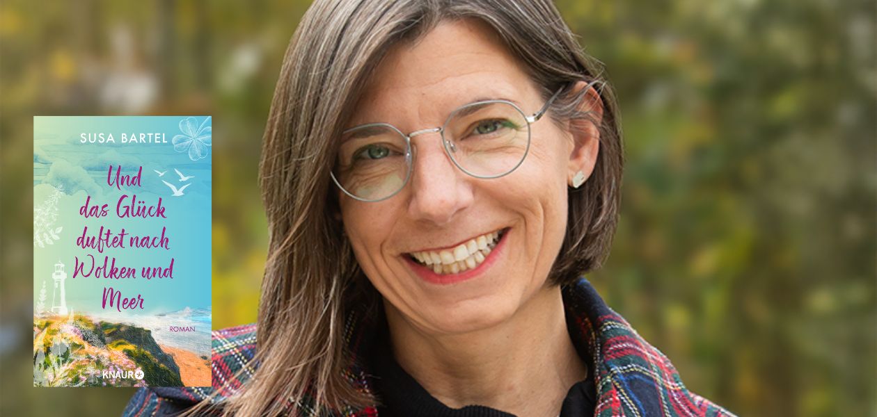 Portraitbild der Autorin Susa Bartel inklusive Cover-Bild ihres Buches "Und das Glück riecht nach Wolken und Meer". Susa Bartel hat halblange braune Haar und trägt eine dezente Brille.