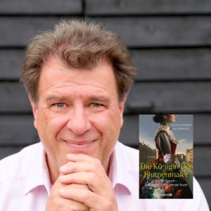 Portraitbild des Autors Alexander Schwarz inklusive eines Coverbildes seines Buches "Die Königin der Blumenmaler". Schwarz trägt ein hell-rosa Hemd. Seine Hände sind vor dem Kinn gefaltet.