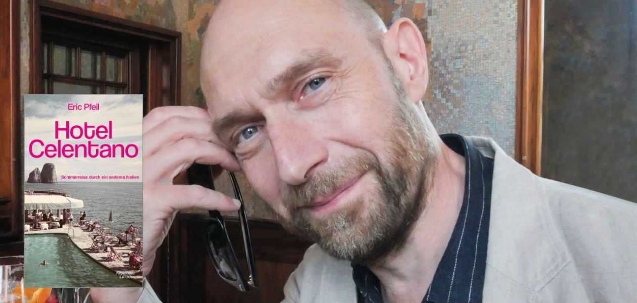 Portraitfoto von Autor Eric Pfeil inklusive Coverbild seines Buches "Hotel Celentano". Pfeil hat eine Glatze und einen kurzen Vollbart.