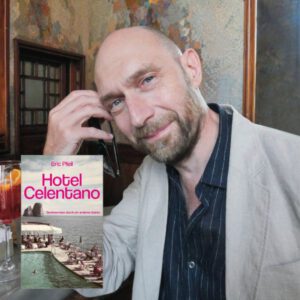 Portraitfoto von Autor Eric Pfeil inklusive Coverbild seines Buches "Hotel Celentano". Pfeil hat eine Glatze und einen kurzen Vollbart.