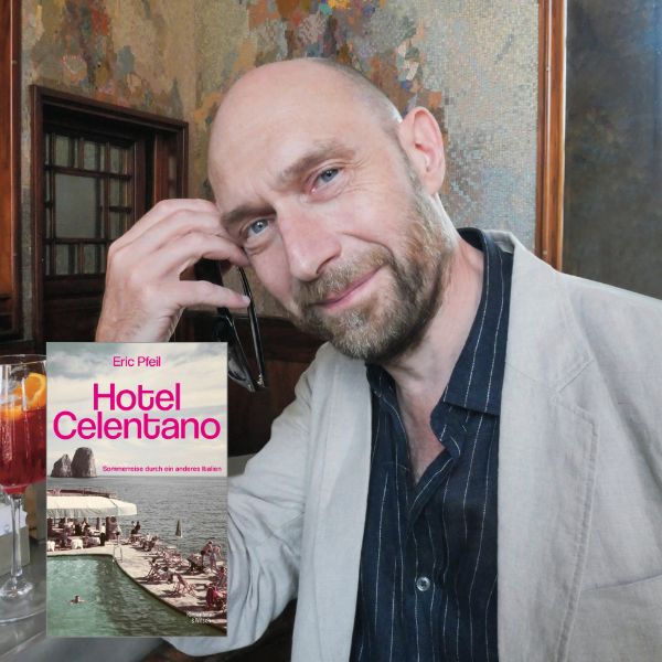 Portraitfoto von Autor Eric Pfeil inklusive Coverbild seines Buches "Hotel Celentano". Pfeil hat eine Glatze und einen kurzen Vollbart.