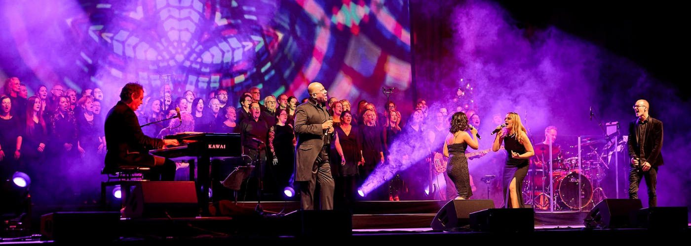 Das Ensemble von Christmas Moments auf der Bühne.