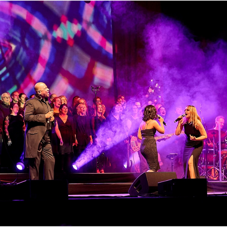 Das Ensemble von Christmas Moments auf der Bühne.