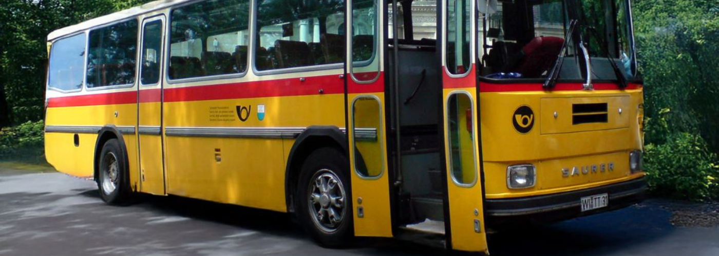 Bild eines historischen gelben Postbusses. Er steht von zwei grünen Bäumen. Der Hintergrund ist KI-generiert.