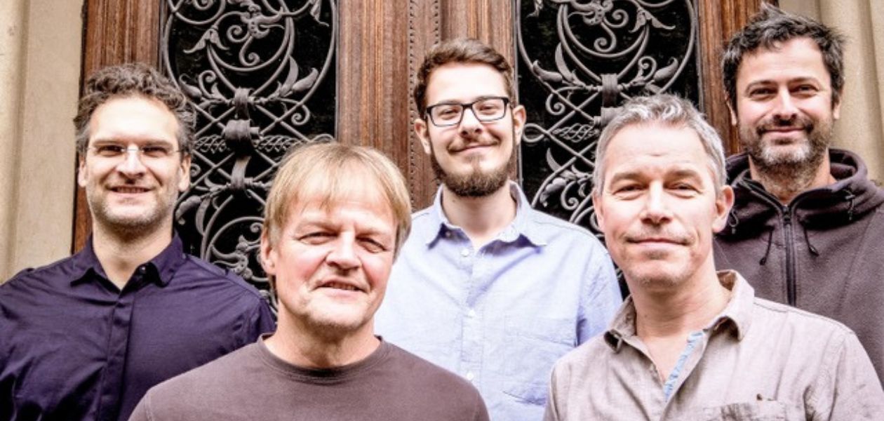 Das Foto zeigt die vier Musiker des Axel Grote Quartett zusammen mit Musiker Alexander Gelhausen
