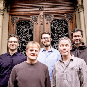 Das Foto zeigt die vier Musiker des Axel Grote Quartett zusammen mit Musiker Alexander Gelhausen
