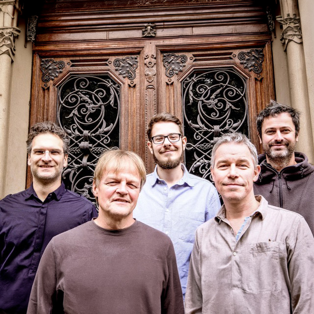 Das Foto zeigt die vier Musiker des Axel Grote Quartett zusammen mit Musiker Alexander Gelhausen