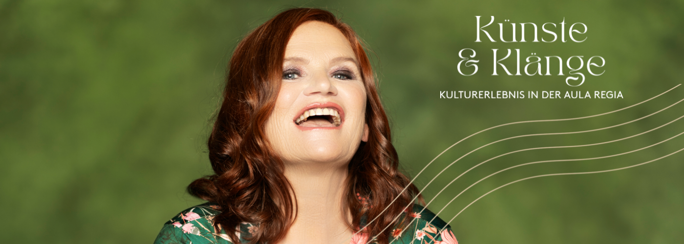 Die lachende Pe Werner vor grünem Hintergrund