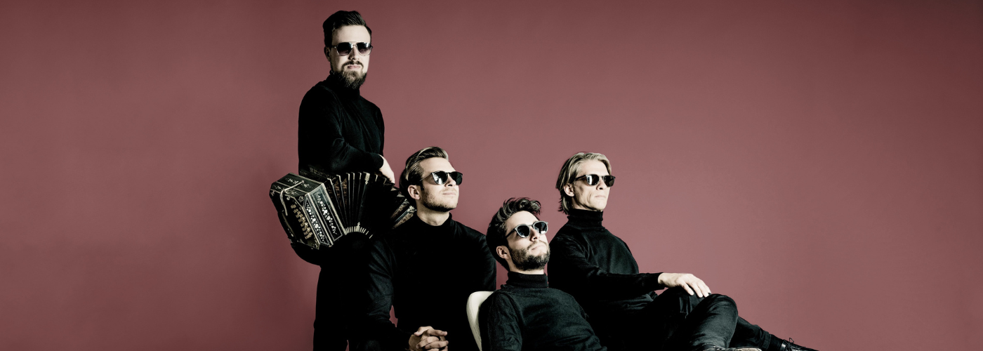 Cuarteto SolTango mit Leonel Capitano vor rotem Hintergrund – Festival RheinVokal in der kING Ingelheim