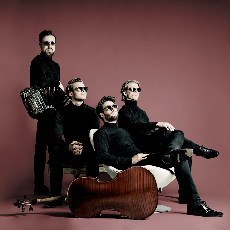Cuarteto SolTango mit Leonel Capitano vor rotem Hintergrund – Festival RheinVokal in der kING Ingelheim