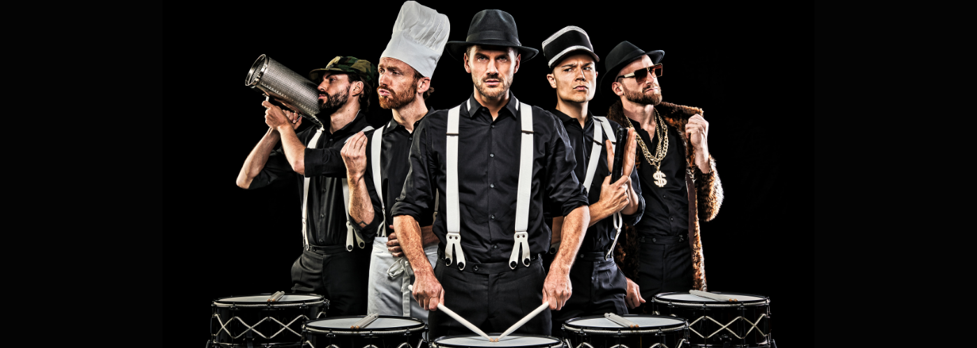 Die Schlagzeugmafia: Fünf Musiker der Show BACKSTREET NOISE an ihren Trommeln.