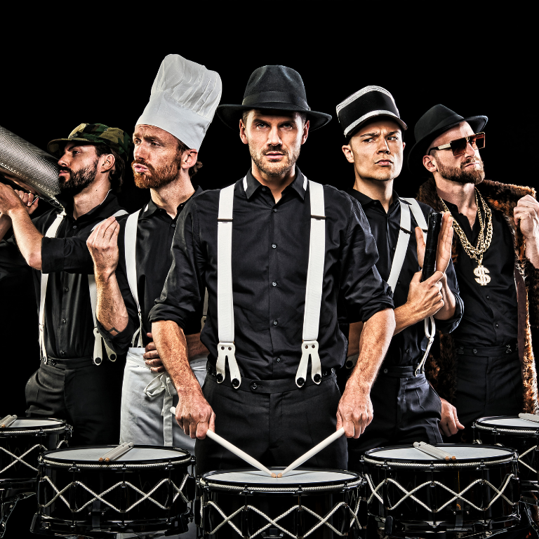 Die Schlagzeugmafia: Fünf Musiker der Show BACKSTREET NOISE an ihren Trommeln.