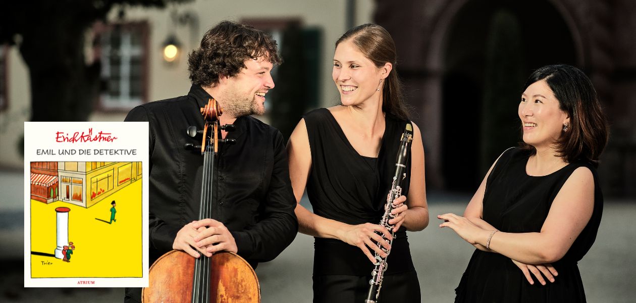 Trio Magos besteht aus zwei Musikerinnen und einem Musiker. Das Bild zeigt sie mit ihren Instrumenten