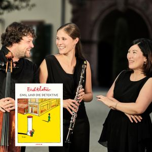 Trio Magos besteht aus zwei Musikerinnen und einem Musiker. Das Bild zeigt sie mit ihren Instrumenten