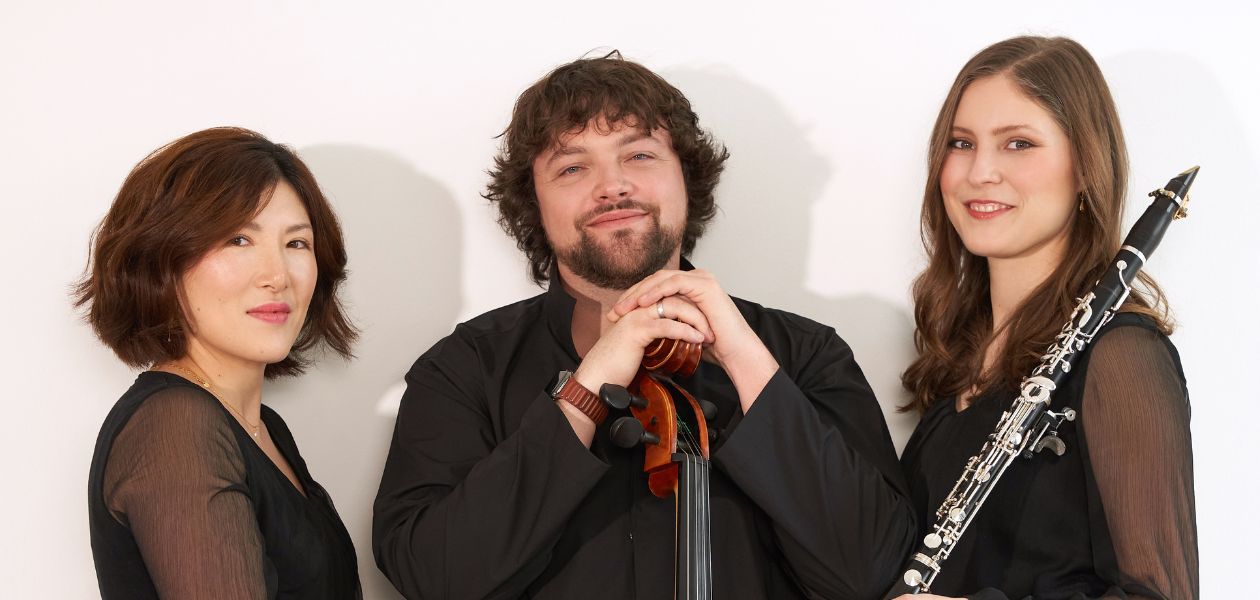 Das Foto zeigt das Trio Magos. Dieses besteht aus zwei Frauen und einem Mann.