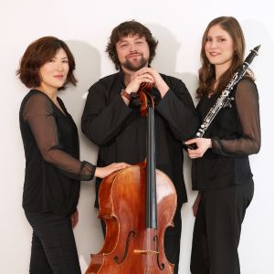 Das Foto zeigt das Trio Magos. Dieses besteht aus zwei Frauen und einem Mann.