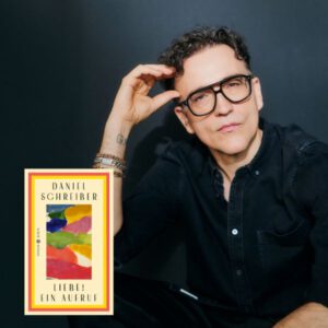 Portraitbild von Autor Daniel Schreiber in schwarzem Hemd