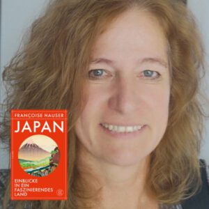 Autorenbild von Francoise Hauser mit ihrem Buch über Japan