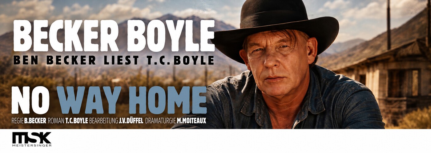 Ben Becker liest T.C. Boyle: „No Way Home“ – Ben Becker im schwarzen Hut vor Staumauer und Berglandschaft
