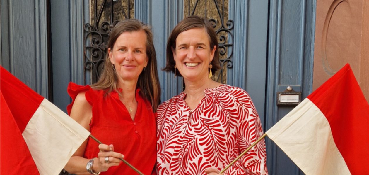 Autorinnen Stefanie Firyn und Nadja Glässel-Rouska mit Fahnen in der Hand