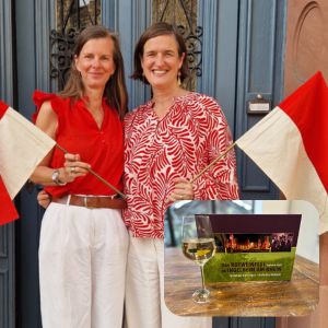 Autorinnen Stefanie Firyn und Nadja Glässel-Rouska mit Fahnen in der Hand