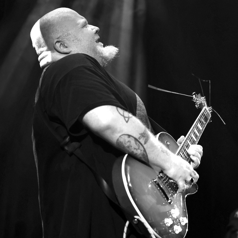 Andreas Kümmert spielt auf der Bühne E-Gitarre, aufgenommen in Schwarz-Weiß.