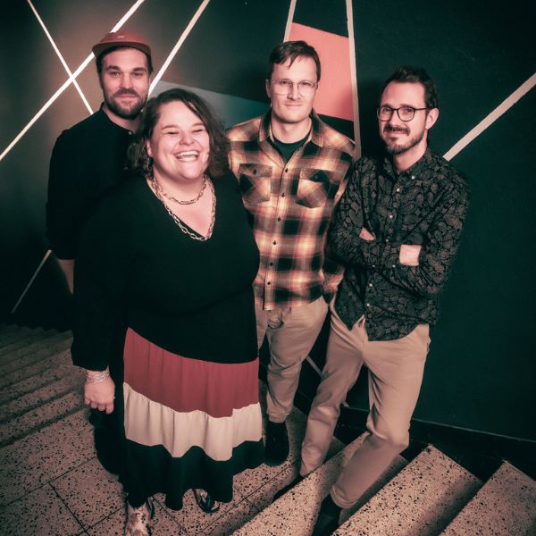 Die vier Personen der Band ONTO stehen au einem Treppenabgang. ONTO besteht aus einer Frau und drei Männern.
