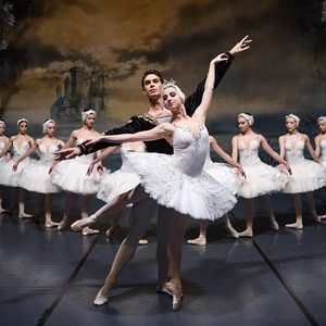 Ballettensemble des Classico Ballet Napoli in weißen Kostümen auf der Bühne bei Schwanensee.