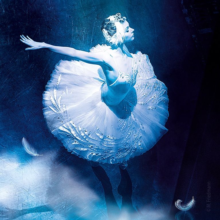 Ballerina in weißem Tutu bei der Aufführung „Schwanensee“ des Classico Ballet Napoli.