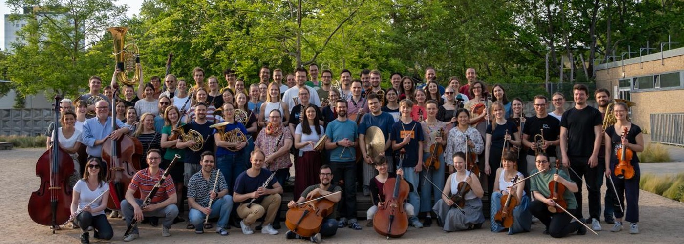 Rheinische Orchesterakademie Mainz mit Instrumenten vor Bäumen