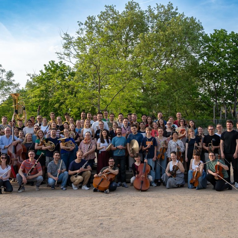 Mitglieder der Rheinischen Orchesterakademie Mainz mit Instrumenten im Freien